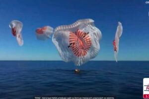 Astronauti NASA pristávajú späť na Zemi po mesiacoch uviaznutých vo vesmíre.