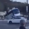 Autobus sa v Turíne zrútil do rieky Pád, vodič zomrel