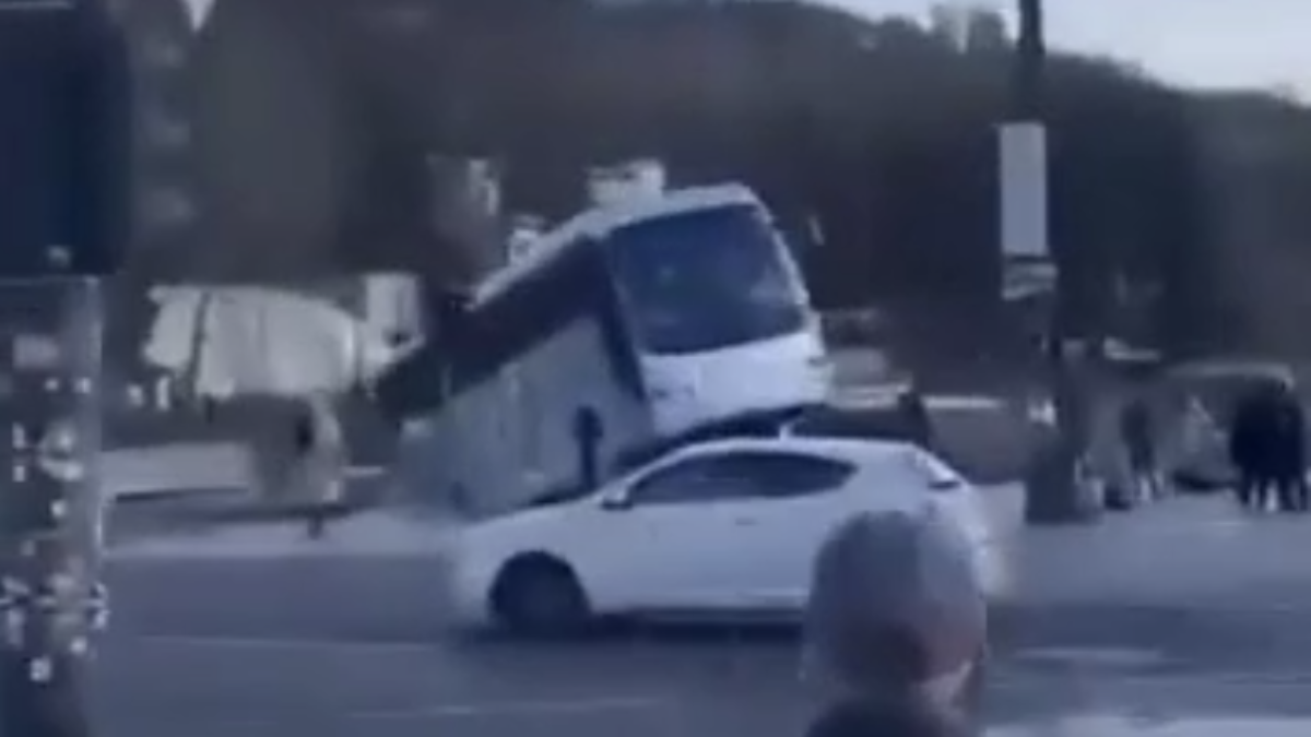 Autobus sa v Turíne zrútil do rieky Pád, vodič zomrel