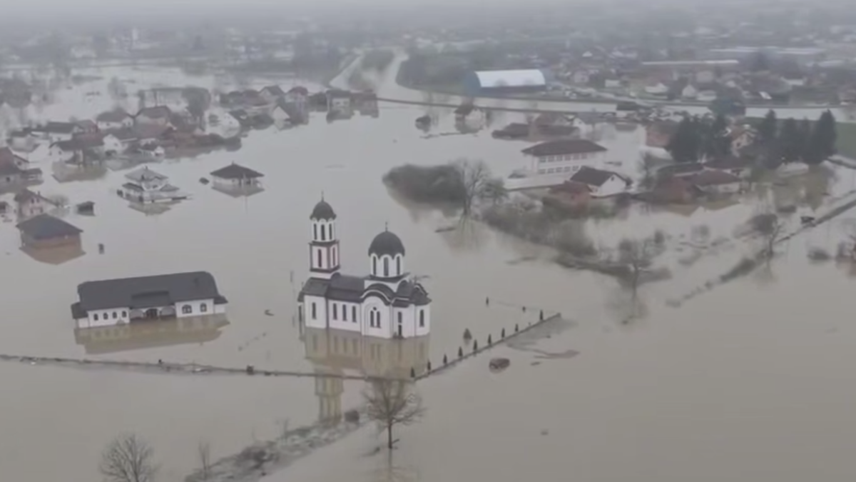 Rieka Sana zaplavila mesto Prijedor v Republike srbskej, zaplavila 800 budov a vynútila si evakuáciu 145 ľudí , informovali miestne úrady.