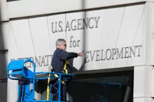Všetci zamestnanci Americkej agentúry pre medzinárodný rozvoj (USAID) budú prepu...
