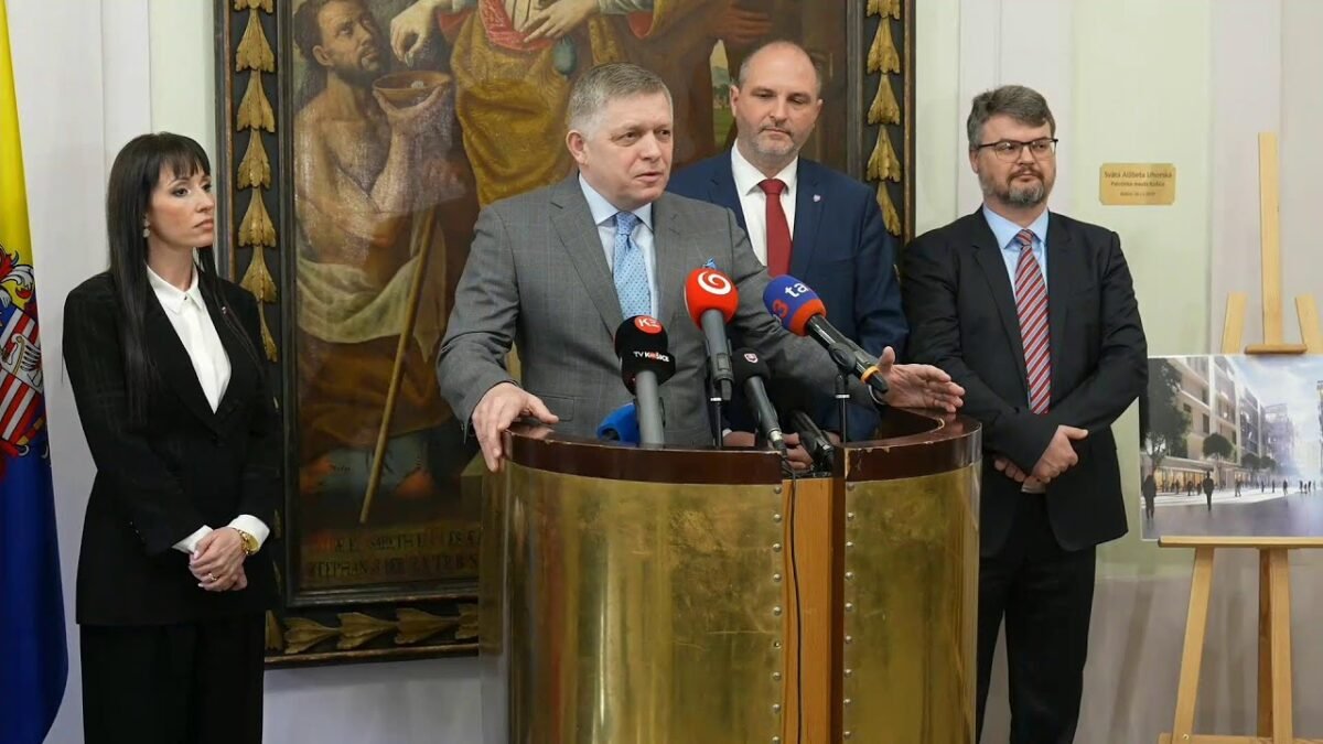 Tlačová konferencia predsedu vlády SR Roberta Fica na tému štátom podporovaného nájomného bývania.