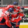 Ovečkin vyrovnal Gretzkého rekord 894 gólov v NHL, v zápase skóroval aj Fehérvár...