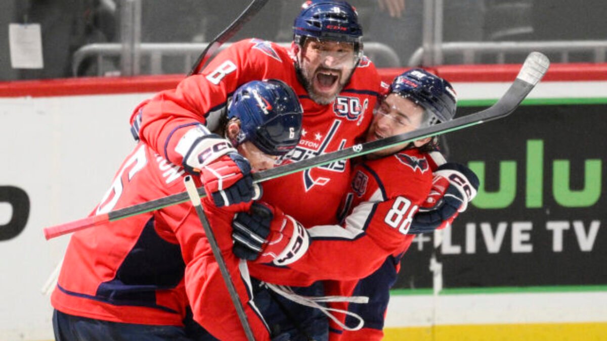 Ovečkin vyrovnal Gretzkého rekord 894 gólov v NHL, v zápase skóroval aj Fehérváry – VIDEO