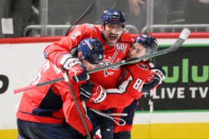 Ovečkin vyrovnal Gretzkého rekord 894 gólov v NHL, v zápase skóroval aj Fehérvár...