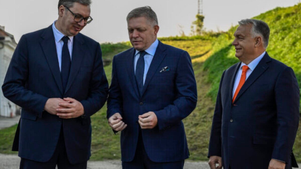Fico a Orbán vyjadrili podporu srbskému prezidentovi Aleksandrovi Vučićovi