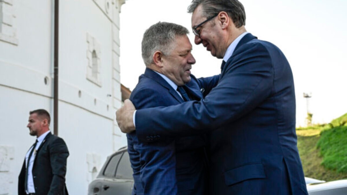 Na podporu srbského prezidenta Vučića sa zhromaždili tisíce ľudí, prevažne dôchodcov