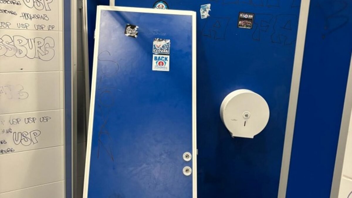 Slovanisti na štadióne v Trnave zdemolovali toaletu, polícia eviduje celkovo desať incidentov- FOTO