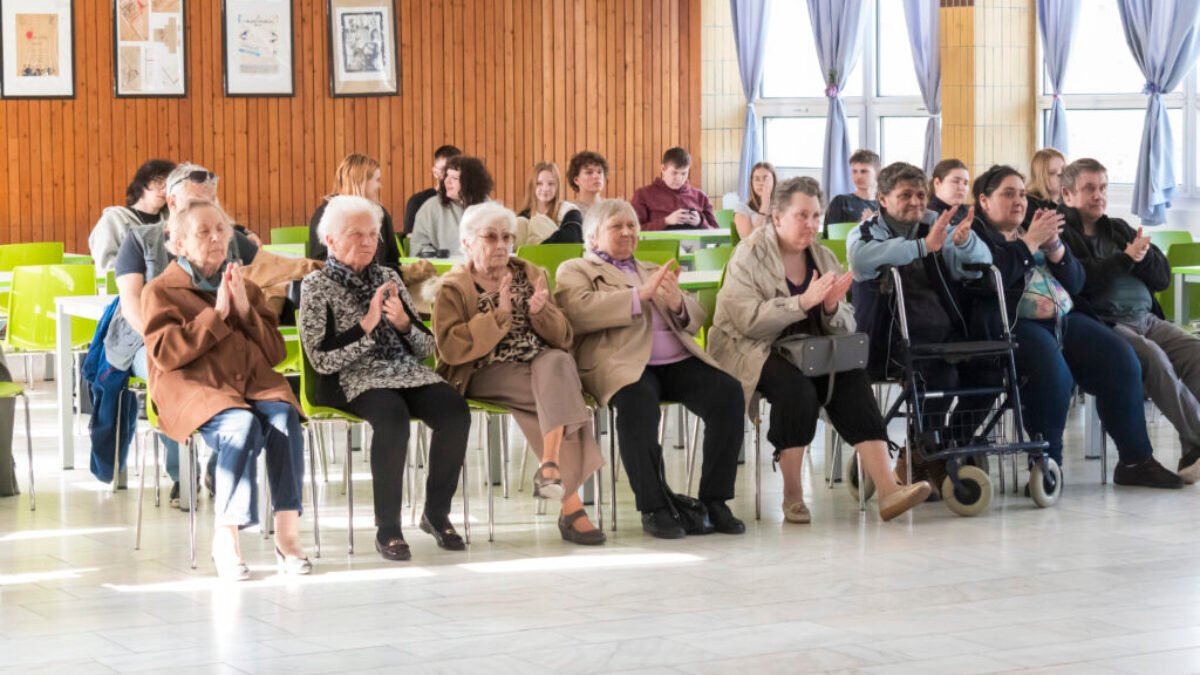 Žiaci SOŠ polygrafickej priniesli seniorom radosť a umelecké zážitky