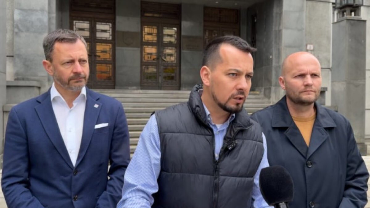 Laťákovi obvinenie nedoručili. Polícia je pod vedením Šutaja Eštoka zneužívaná na politický boj, tvrdí Šeliga – VIDEO