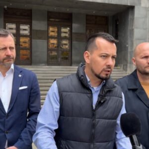 Laťákovi obvinenie nedoručili. Polícia je pod vedením Šutaja Eštoka zneužívaná n...