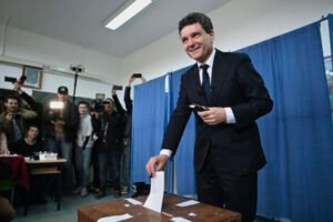 Rumuni si volia nového prezidenta, víťaz prvého kola čelí proeurópskemu rivalovi