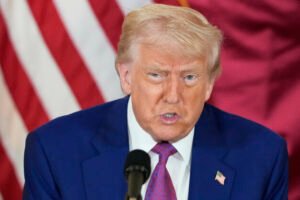 Trump obhajuje svoj zákaz pre zahraničných študentov na Harvard, univerzitu krit...