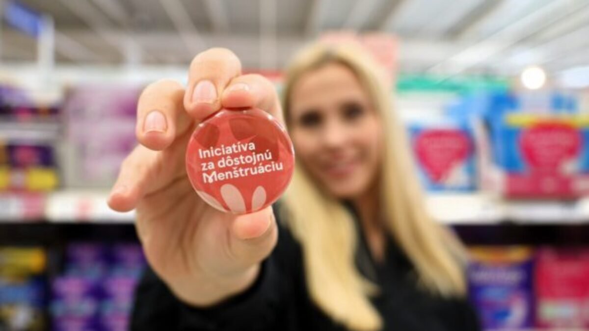 Takmer každá druhá Slovenka sa už stretla s menštruačnou chudobou, Tesco pomohlo ženám ušetriť vyše 120-tisíc eur
