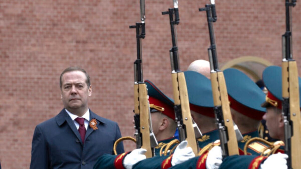 Bývalý ruský prezident Medvedev hrozí Trumpovi treťou svetovou vojnou