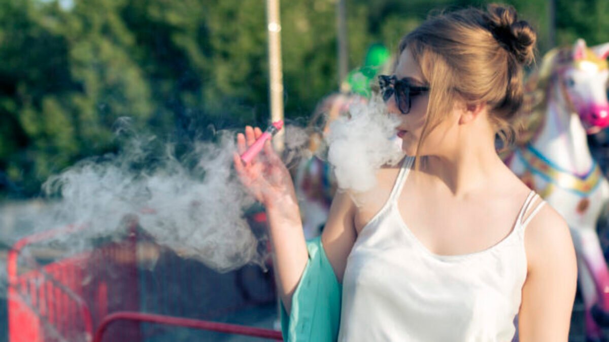 Štát chce ochrániť deti pred e-cigaretami. Jeden líder koaličnej strany je však proti, lebo mu chutia