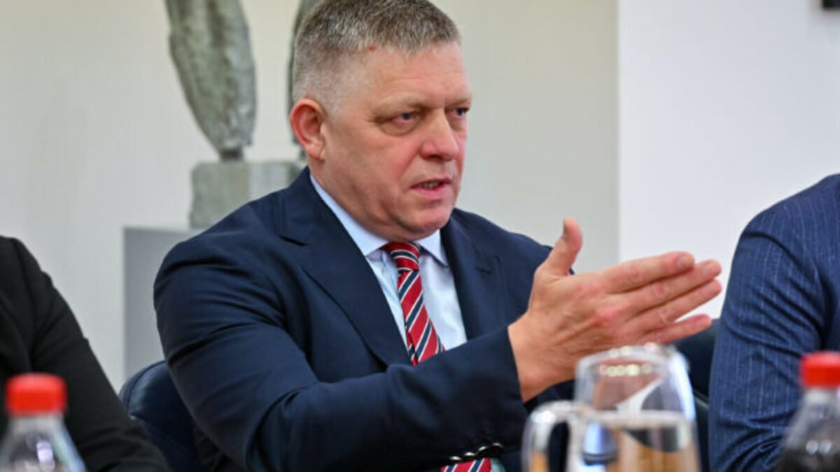Fico odmieta zvýšiť výdavky na obranu. Slovensko podľa neho nebude tancovať, ako Brusel píska