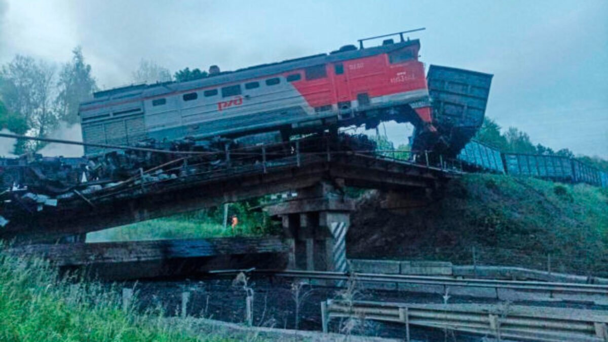 Na západe Ruska sa po zrútení mosta na železničnú trať vykoľajil vlak, najmenej sedem ľudí je mŕtvych – FOTO