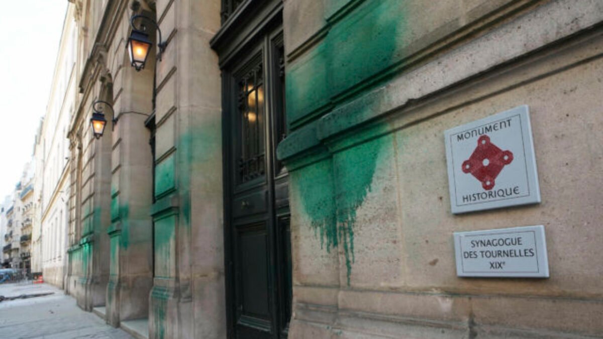 Vandali zneuctili parížsky pamätník holokaustu a synagógy, Izrael hovorí o koordinovanom antisemitskom útoku – FOTO