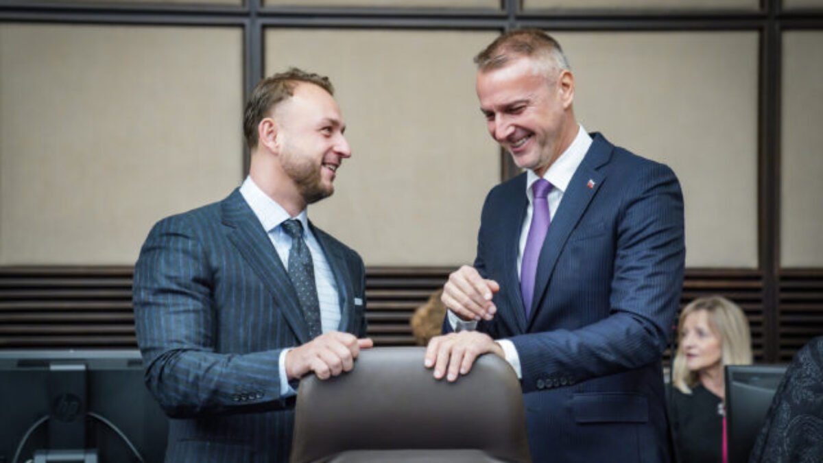 Preferencie klesajú, ale dôvera zostáva. Hlas zatiaľ predsedu meniť nechce, tvrdí Raši