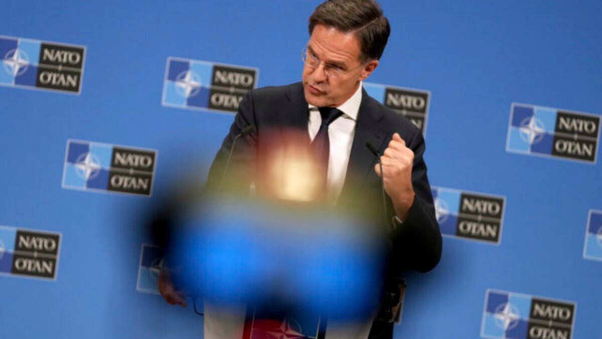 Krajiny NATO podpísali záväzok zvýšiť výdavky na obranu