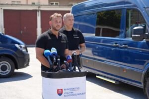 Kontrolné chemické laboratória civilnej ochrany dostali nové vozidlá, odovzdal i...