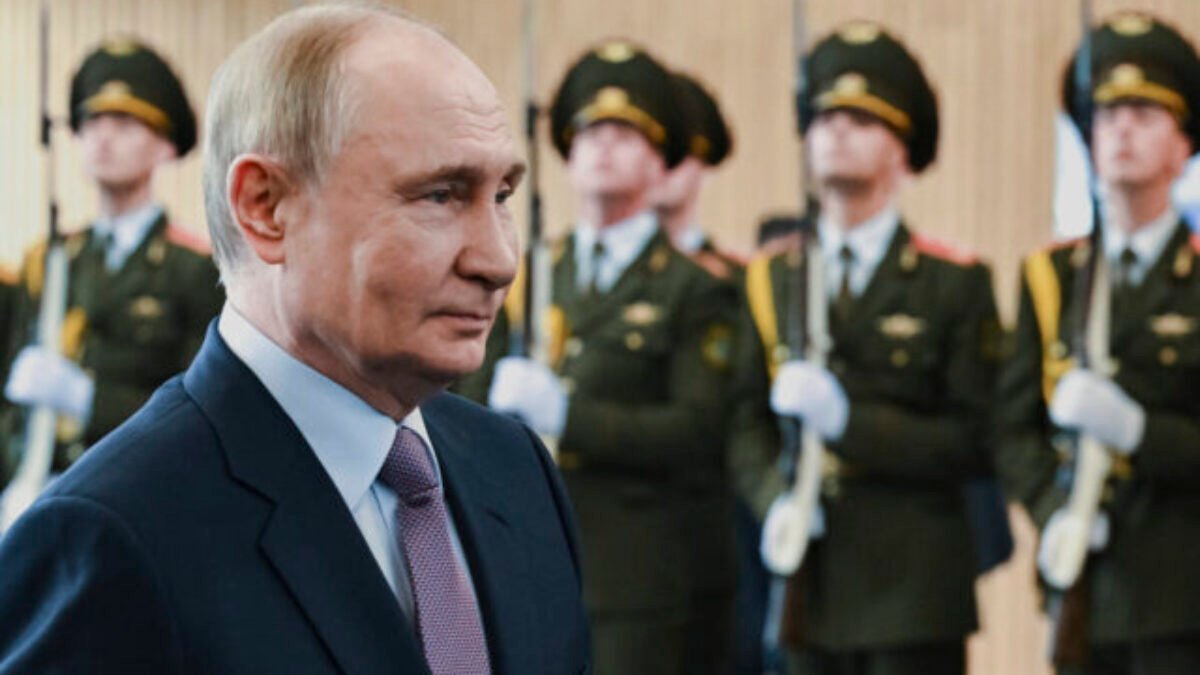 Nové preteky v zbrojení by podľa šéfa poľskej diplomacie mohli viesť k pádu Putinovho režimu