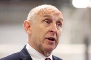 NATO nedovolí, aby svet zabudol na Ukrajinu, odkázal Healey. Putin vraj prekroči...