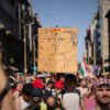 Desaťtisíce ľudí pochodovali na Budapest Pride napriek Orbánovmu zákazu, organiz...