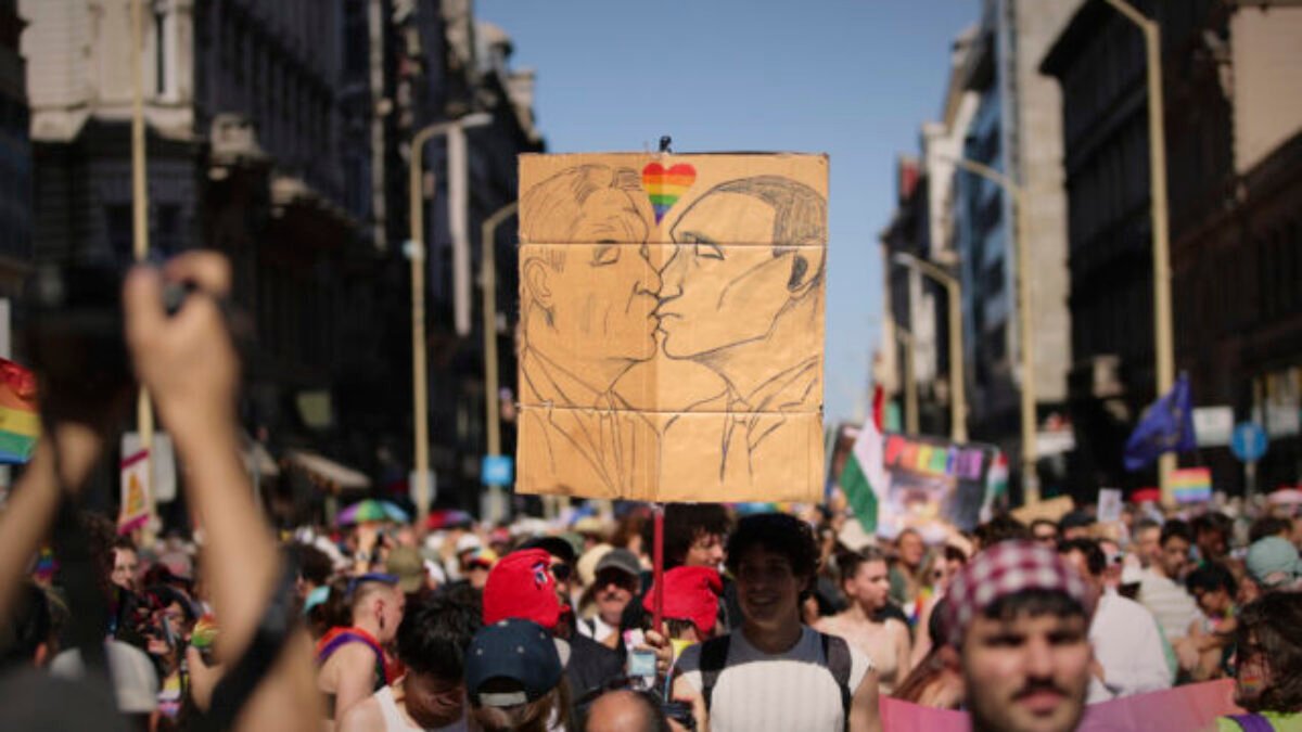 Desaťtisíce ľudí pochodovali na Budapest Pride napriek Orbánovmu zákazu, organizátorom hrozí väzenie