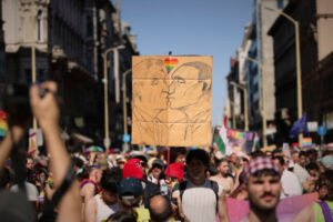 Desaťtisíce ľudí pochodovali na Budapest Pride napriek Orbánovmu zákazu, organiz...