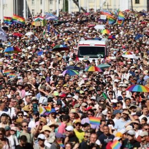 Opozičné strany v Maďarsku využívajú veľkú účasť na Budapeštianskom Pride na pod...