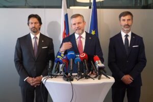 Brífing pred odchodom na samit NATO v Haagu