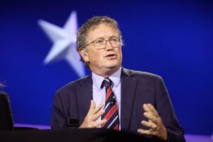 Americký kongresman Thomas Massie predložil rezolúciu o vojnových právomociach, ...