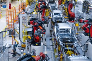 Automobilky a továrne v západných krajinách sa začínajú zastavovať