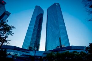 Deutsche Bank zintenzívňuje angažovanosť v kryptomenách.