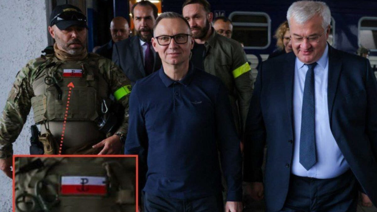 Deň ukrajinskej ústavy, poľského prezidenta Andrzeja Dudu sprevádzala ochranka s nášivkou Armie Krajowa (Armáda krajiny) – poľskej odbojovej skupiny z čias druhej svetovej vojny