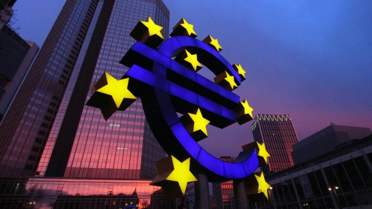 ECB znížila svoju kľúčovú úrokovú sadzbu už piatykrát od leta – teraz na 2,75 %. Cieľom je stimulovať ekonomiku eurozóny a zlacniť úvery vzhľadom na slabý rast