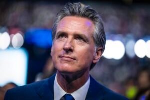 Kalifornský guvernér Gavin Newsom otvorene vyzval Toma Homana a prezidenta Trump...
