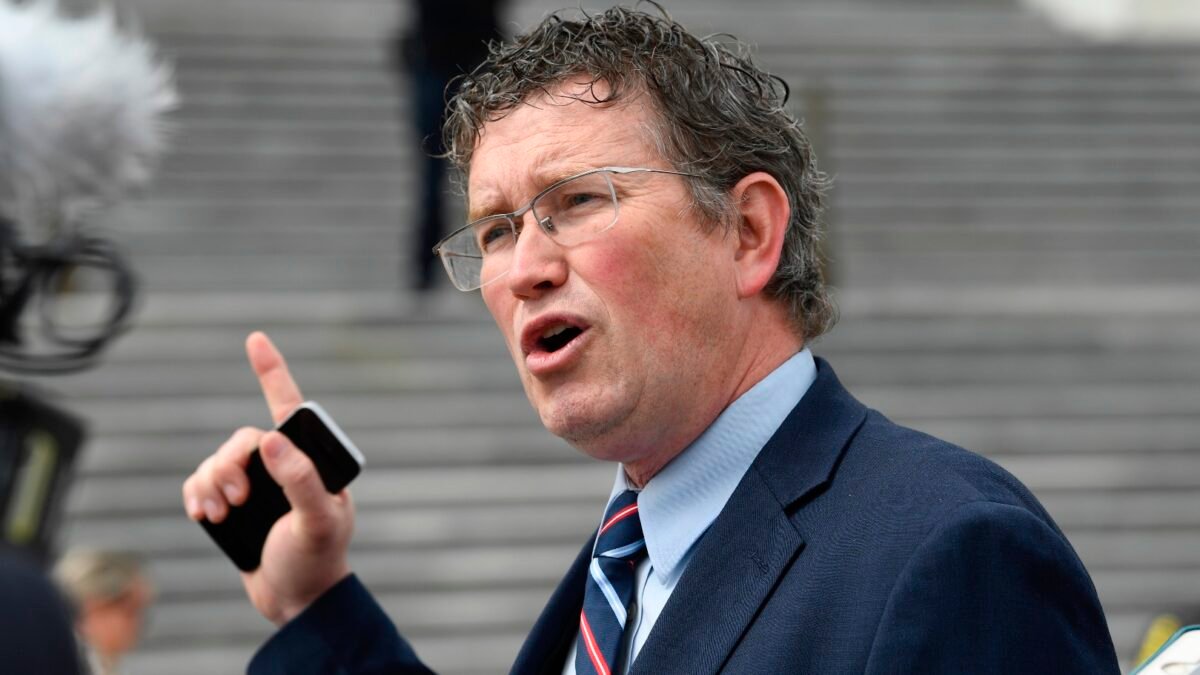 Americký kongresman Thomas Massie požiadal 100 000 Američanov, aby hlasovali o tom, na ktorú vojnu chcú minúť svoje dane