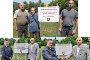Informačná tabuľa k zasadeným lipkám k 30. výročiu slovenskej štátnosti osadená ...
