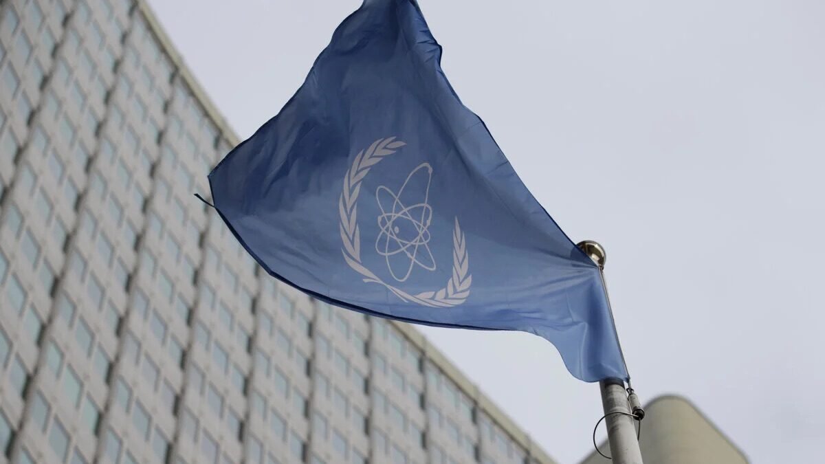 Irán pozastaví všetky monitorovacie činnosti Medzinárodnej agentúry pre atómovú energiu (MAAE), ktoré presahujú rámec dohody o zárukách, uviedol iránsky poslanec Ebrahim Azizi