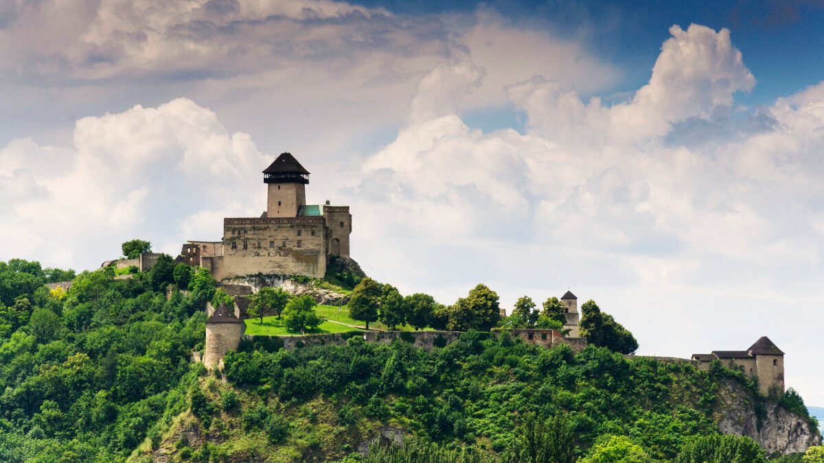 Mesto Trenčín: Po Braneckého ulici do konca leta len v jednom smere, okrem BUSov
