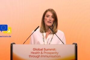 Tanec pokrytectva v Europarlamente: Bill Gates a Roberta Metsola ako figúrky kor...