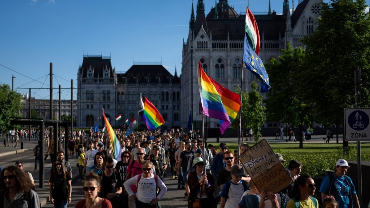 Maďarsko čelí protestom podporovanými Európskou úniou, keďže sa vzpiera zahraničnému zasahovaniu