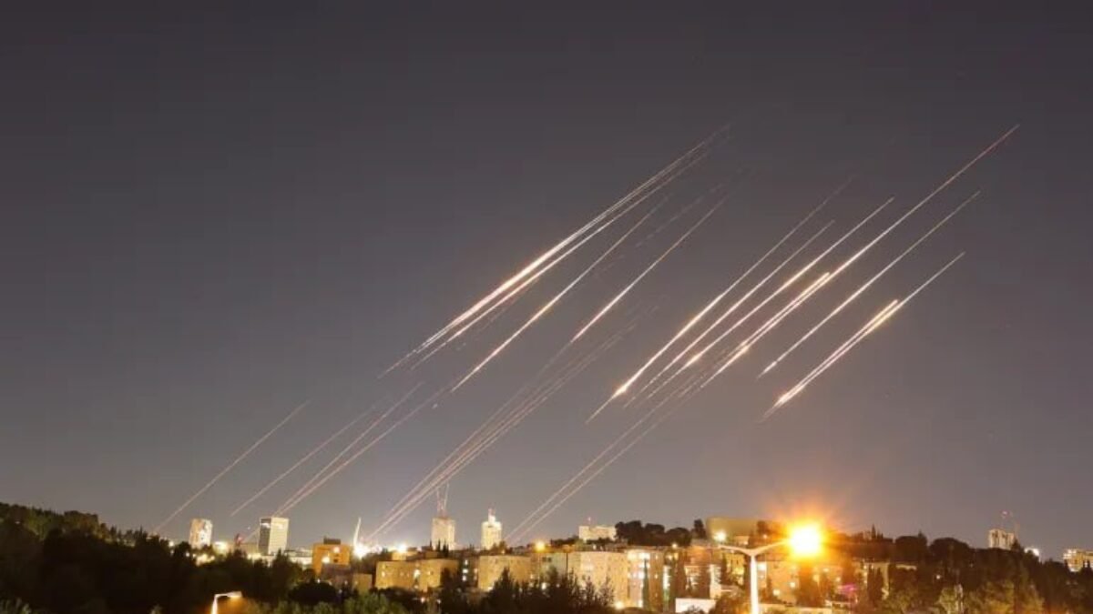 Iránske raketové útoky na Izrael úplne paralyzovali Tel Aviv