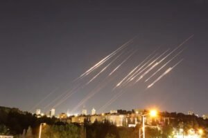 Iránske raketové útoky na Izrael úplne paralyzovali Tel Aviv