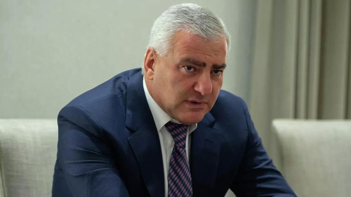 Arménsky podnikateľ Samvel Karapetyan bráni cirkev a skončil vo väzení