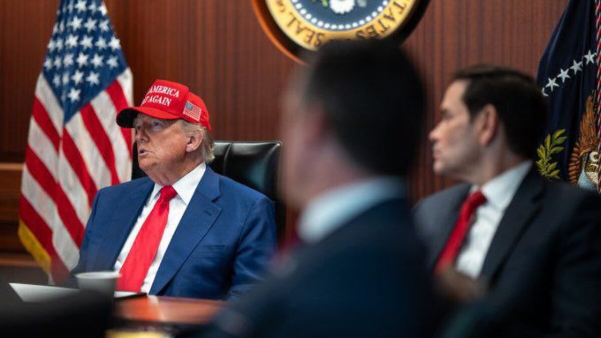 Americký prezident Donald Trump zvolal svoj tím národnej bezpečnosti, aby sa pripravil na možnú iránsku odvetu po amerických náletoch na Irán