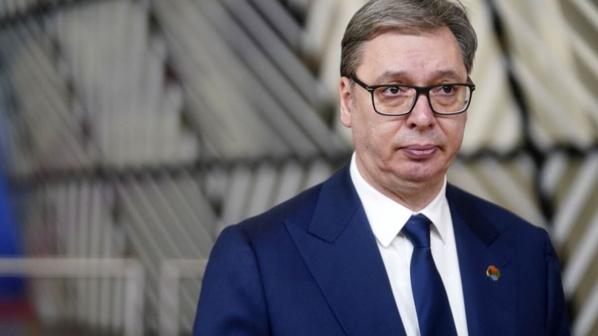 Srbský prezident Aleksandar Vučić oznámil, že Srbsko výrazne posilňuje svoju národnú obranu a obnovuje povinnú vojenskú službu.